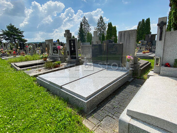 Kompletní zakázková výroba rodinného dvojhrobu. Velkoformátové desky z přírodního kamene - žula, kamenictví TONE OF STONE.