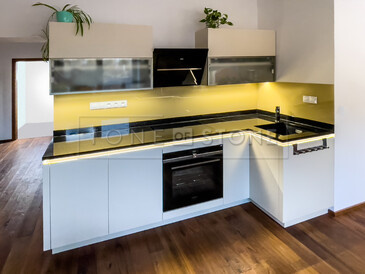 Kuchyňská pracovní deska z přírodního kamene - leštěná černá žula s třpytivými fragmenty - STAR GALAXY