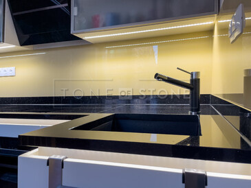 Kuchyňská pracovní deska z přírodního kamene - leštěná černá žula s třpytivými fragmenty - STAR GALAXY, detail baterie a spodního dřezu