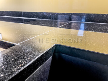 Kuchyňská pracovní deska z přírodního kamene - leštěná černá žula s třpytivými fragmenty - STAR GALAXY, detail hrany a spoje dvou dílů desek