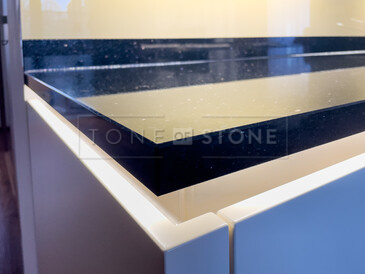 Kuchyňská pracovní deska z přírodního kamene - leštěná černá žula s třpytivými fragmenty - STAR GALAXY, detail hrany