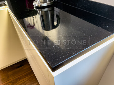 Kuchyňská pracovní deska z přírodního kamene - leštěná černá žula s třpytivými fragmenty - STAR GALAXY, detail hrany