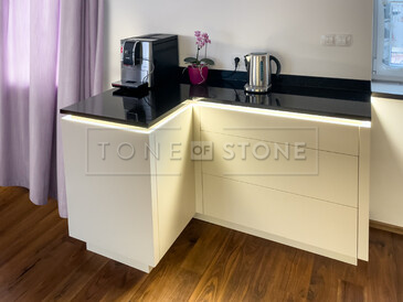 Kuchyňská pracovní deska z přírodního kamene - leštěná černá žula s třpytivými fragmenty - STAR GALAXY