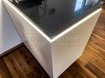 Kuchyňská pracovní deska z přírodního kamene - leštěná černá žula s třpytivými fragmenty - STAR GALAXY, detail hrany, TONE OF STONE