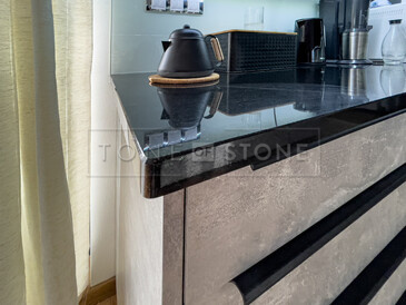 Kuchyňská pracovní deska z přírodního kamene, černá žula PREMIUM BLACK, detail hrany