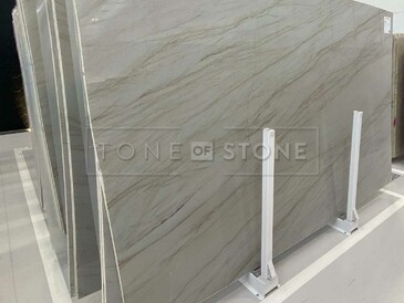 Kvarcit SKY GOLD - velkoformátový přírodní kámen, země původu Brazílie. Velmi oblíben pro svůj výjimečný elegantní vzhled, kterému dominuje béžová barva s decentními šedými a hnědými tony. Jeho použití je velmi univerzální. Pro svou odolnost je vhodný pro výrobu parapetů, koupelnových a kuchyňských desek, výrobu obkladů a dlažeb, obklady krbů a krbových říms, obložení saun nebo pro výrobu designových stolů. Skladem v kamenictví TONE OF STONE.