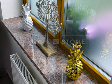 Leštěná žula Multicolor - interiérový parapet z přírodního kamene, výroba na zakázku TONE OF STONE 