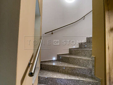 Luxusní žula Padang Crystal - ideální přírodní kámen pro obložení vašeho schodiště, zakázková výroba TONE OF STONE Luxusní žula Padang Crystal - ideální přírodní kámen pro obložení vašeho schodiště, zakázková výroba TONE OF STONE