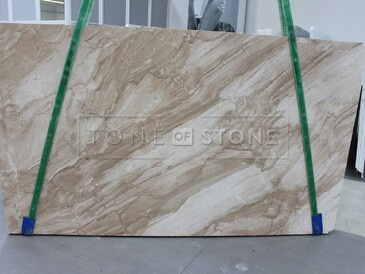 Mramor DAINO - přírodní kámen původem z Itálie. Dominantní béžovou barvu doplňují šedé a hnědé tóny. Tento mramor je vhodný pro výrobu parapetů, stolových desek, obklady stěn a krbů, obložení schodišť, koupelnových a kuchyňských desek a další designové produkty. Skladem v kamenictví TONE OF STONE.