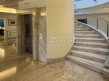 Mramor DAINO - přírodní kámen původem z Itálie. Dominantní béžovou barvu doplňují šedé a hnědé tóny. Tento mramor je vhodný pro výrobu parapetů, stolových desek, obklady stěn a krbů, obložení schodišť, koupelnových a kuchyňských desek a další designové produkty. Skladem v kamenictví TONE OF STONE.