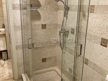 Mramor Orosei Daino má unikátní vzhled a nadčasový design, tento přírodní kámen se používá jako obklad a dlažba, zde obložení sprchového koutu a koupelny