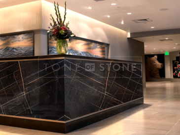 Mramor Sahara Noir - exkluzivní přírodní kámen, země původu Tunisko, vhodný pro parapety, kuchyňské a koupelnové desky, obklady, výrobu luxusních kamenných stolů a dalších produktů, Skladem v kamenictví TONE OF STONE.