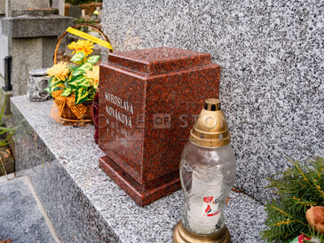 Obal na urnu z přírodního kamene - žula New Imperial Red, kamenictví TONE OF STONE.  Obal na urnu z přírodního kamene - žula New Imperial Red, kamenictví TONE OF STONE.