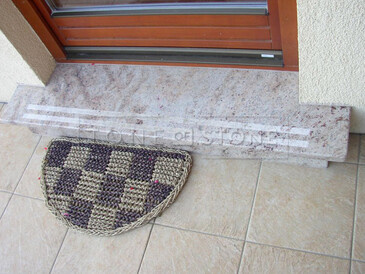 Obklad schodu z přírodního kamene, protiskluzová drážka - žula Shivakashi, zakázková výroba TONE OF STONE   Obklad schodu z přírodního kamene, protiskluzová drážka - žula Shivakashi, zakázková výroba TONE OF STONE