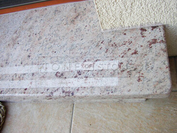 Obklad schodu z přírodního kamene - žula Shivakashi, detail, zakázková výroba TONE OF STONE  