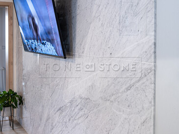 Obklad stěny z leštěného mramoru Bianco Carrara, velké desky na míru, kamenictví Tone Of Stone Obklad stěny z leštěného mramoru Bianco Carrara, velké desky na míru, kamenictví Tone Of Stone