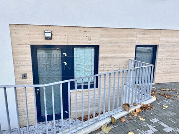 Obložení fasády přírodním kamenem - travertin, zakázková výroba TONE OF STONE