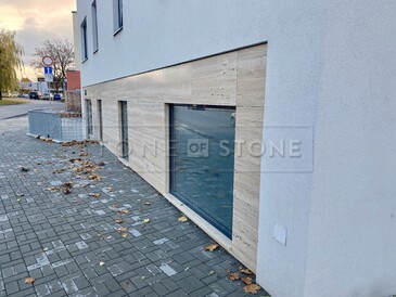 Obložení fasády přírodním kamenem - travertin, zakázková výroba TONE OF STONE