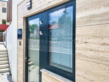 Obložení fasády přírodním kamenem - travertin, zakázková výroba TONE OF STONE