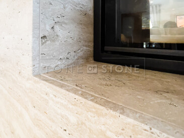 Obložení krbu, krbové vložky a špalet, oboustranný krb z přírodního kamene - travertin, zakázka na míru kamenictví TONE OF STONE Obložení krbu, krbové vložky a špalet, oboustranný krb z přírodního kamene - travertin, zakázka na míru kamenictví TONE OF STONE