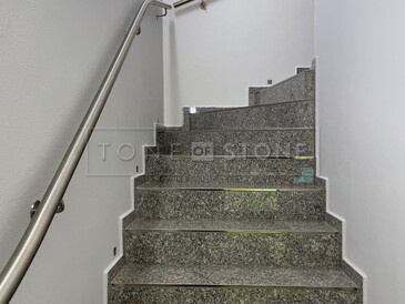 Obložení schodiště z přírodního kamene - žula Padang Crystal, zakázková výroba kamenictví TONE OF STONE 