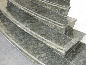 Obložení schodů s protiskluzovou drážkou z luxusního přírodního kamene - žula se zeleným odstínem, zakázka na míru TONE OF STONE  Obložení schodů s protiskluzovou drážkou z luxusního přírodního kamene - žula se zeleným odstínem, zakázka na míru TONE OF STONE