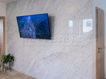 Obložen&iacute; stěny v interi&eacute;ru př&iacute;rodn&iacute;m kamenem - luxusn&iacute; mramor Bianco Carrara, kamenictv&iacute; Tone Of Stone, zak&aacute;zka na m&iacute;ru