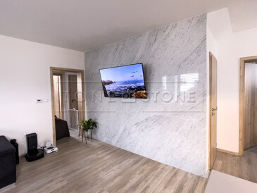 Obložen&iacute; stěny v interi&eacute;ru př&iacute;rodn&iacute;m kamenem - luxusn&iacute; mramor Bianco Carrara, kamenictv&iacute; Tone Of Stone, zak&aacute;zka na m&iacute;ru