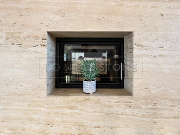 Zakázková výroba obkladu krbu přírodním travertinem. Zakázková výroba kamenictví TONE OF STONE. Zakázková výroba obkladu krbu přírodním travertinem. Zakázková výroba kamenictví TONE OF STONE.