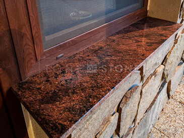 Osazení venkovního kamenného parapetu ze žuly, zakázková výroba, kamenictví TONE OF STONE