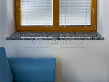 Parapet z přírodního kamene v interiéru - leštěná žula Viscount White, zakázková výroba TONE OF STONE 