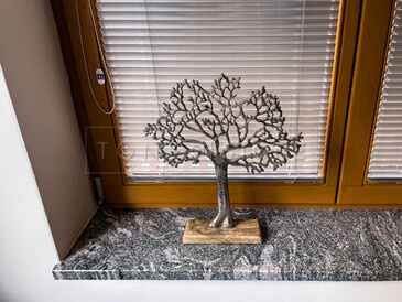 Parapet z přírodního kamene v interiéru - leštěná žula Viscount White, zakázková výroba TONE OF STONE 