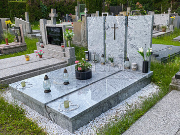 Pomník z přírodního kamene - žula, zakázková výroba kamenictví TONE OF STONE.  Pomník z přírodního kamene - žula, zakázková výroba kamenictví TONE OF STONE.