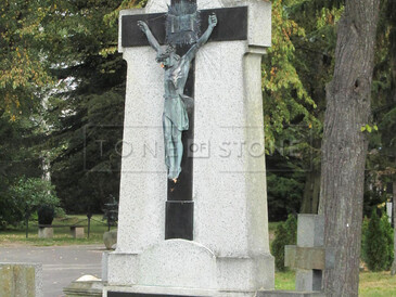 Poskytujeme kompletní služby v oblasti hřbitovní architektury - zakázková výroba hrobů, hrobek a pomníků, ruční sekání písma, renovace pomníků.