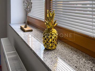 Přírodní kámen díky svým vlastnostem a exkluzivnímu vzhledu je ideálním materiálem pro výrobu parapetů. Leštěná žula Padang Crystal, zakázková výroba TONE OF STONE.  