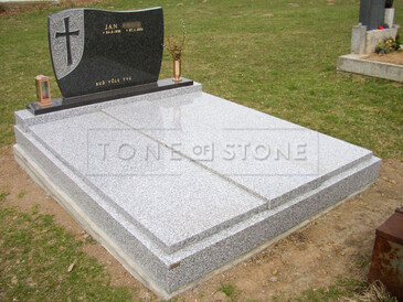 Reference - výroba hrobky z přírodního kamene, zlacení a ruční sekání písma, vysekání různých motivů a nápisů, TONE OF STONE.