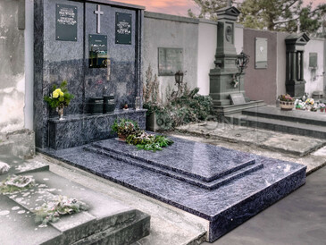 Rodinná hrobka se soklem, přírodní kámen - modrá žula Orion, tloušťka kamene 5 a 7 cm, zadní stěna 220x220 cm, pískované písmo, zakázková výroba.    