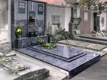 Rodinná hrobka se soklem, přírodní kámen - modrá žula Orion, tloušťka kamene 5 a 7 cm, zadní stěna 220x220 cm, pískované písmo, zakázková výroba. Rodinná hrobka se soklem, přírodní kámen - modrá žula Orion, tloušťka kamene 5 a 7 cm, zadní stěna 220x220 cm, pískované písmo, zakázková výroba.