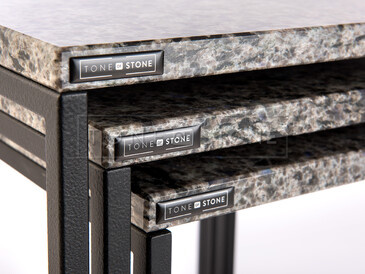 Set 3 odkládacích stolků Blue Eyes, bílá podnož, žula Blue Eyes s magickými modrými odlesky, ruční výroba na zakázku, černá podnož, detail  