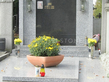 Služby v oblasti hřbitovní architektury - ruční sekání, stříbření a zlacení písma, výroba hrobek a pomníků z přírodního kamene.  Služby v oblasti hřbitovní architektury - ruční sekání, stříbření a zlacení písma, výroba hrobek a pomníků z přírodního kamene.