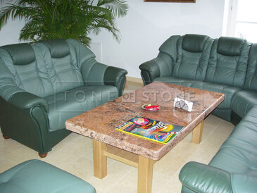 Stůl z přírodního kamene, velkoformátové desky ze žuly, dřevěná podnož  