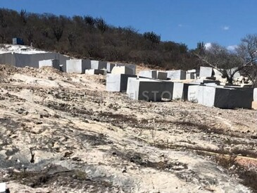 Těžba kvarcitu CARNIA GREY původem z Brazílie, zakázkové kamenictví TONE OF STONE