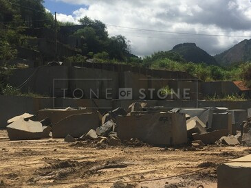 Těžba přírodního kamene, žula JURASSIC BLACK, původ Brazílie, kamenictví TONE OF STONE