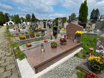 TONE OF STONE - kompletní hřbitovní architektura a výroba pomníků a hrobek z přírodního kamene. Zakázka na míru - přírodní kámen žula MULTICOLOR, zlacení grafiky.  