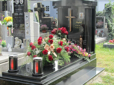 TONE OF STONE, kompletní hřbitovní architektura, výroba pomníků a hrobek z přírodního kamene, pískování.  