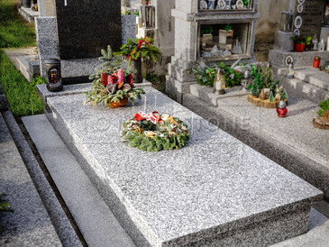 TONE OF STONE - kompletní hřbitovní architektura na zakázku, zde jednohrob z přírodního kamene - materiál žula Impala/Tarn, chodníčky žula Padang Crystal, kamenné dekorace ze žuly Impala.  
