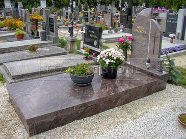 TONE OF STONE - kompletní služby v oblasti hřbitovní architektury, výroba pomníků, hrobů a hrobek, zlacení písma, pískování, opravy, vazy, lampy a urny.