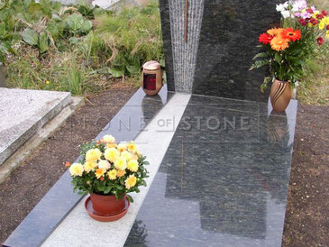 TONE OF STONE - kompletní služby v oblasti hřbitovní architektury, výroba pomníků, hrobů a hrobek, zlacení písma, pískování, opravy, vazy, lampy a urny.