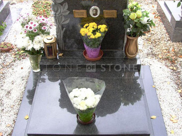 TONE OF STONE - kompletní služby v oblasti hřbitovní architektury, výroba pomníků, hrobů a hrobek, zlacení písma, pískování, opravy, vazy, lampy a urny.