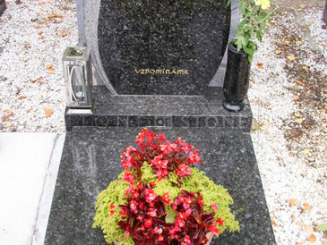 TONE OF STONE - kompletní služby v oblasti hřbitovní architektury, výroba pomníků, hrobů a hrobek, zlacení písma, pískování, opravy, vazy, lampy a urny.